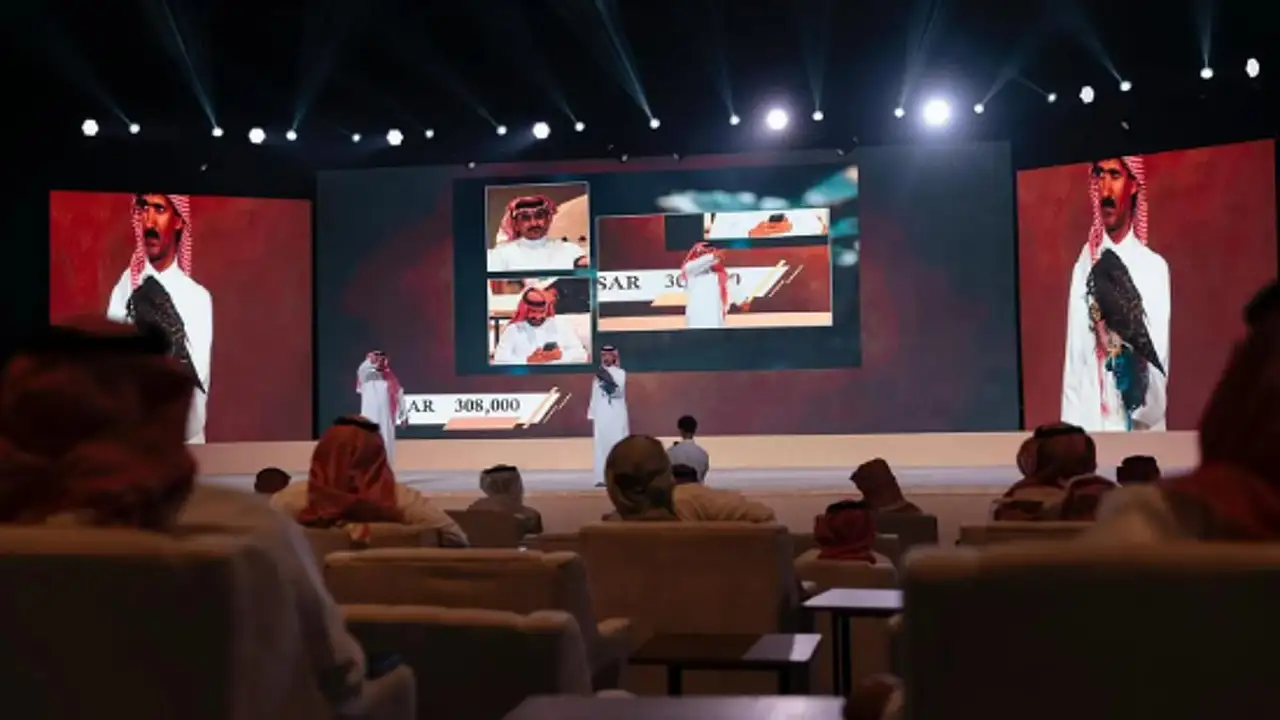 مزاد الصقور السعودي يشهد بيع 3 شواهين بأكثر من نصف مليون ريال